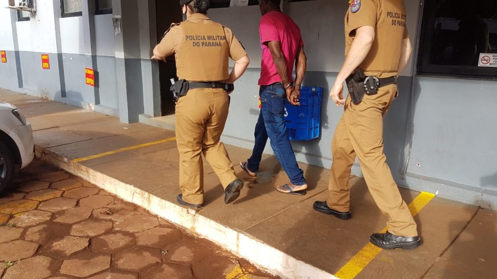 Homem de 49 anos agride companheira de 21 e é detido pela PM