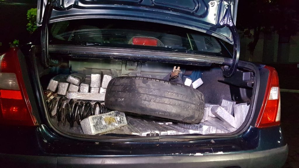 Jovem tenta fugir da PRF pela BR-277 e acaba preso com grande quantidade de maconha