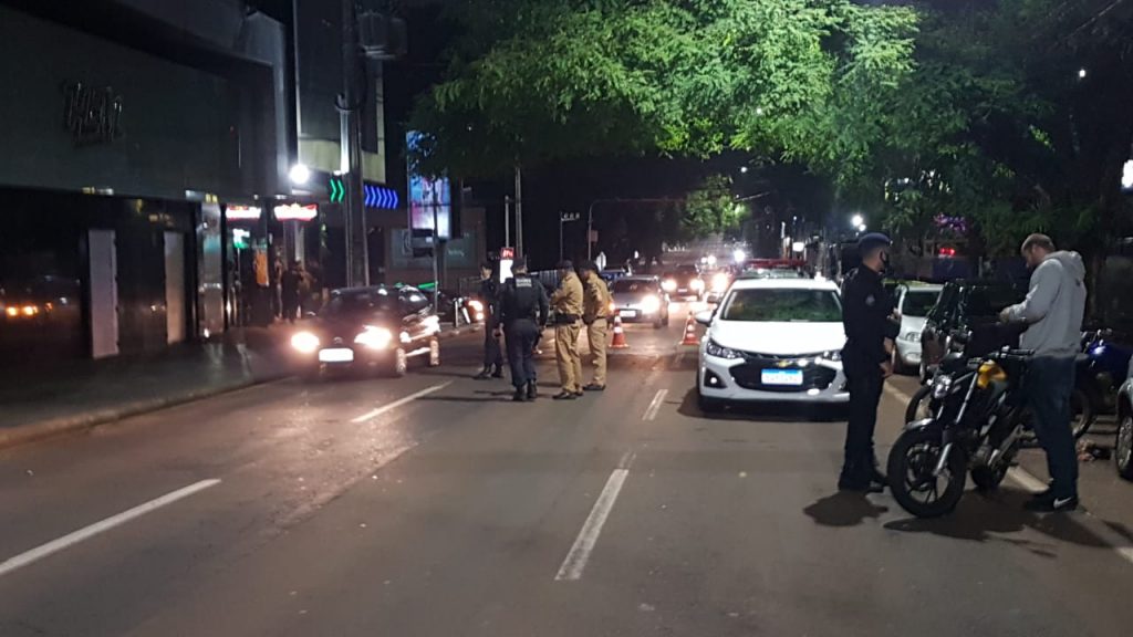 Fiscalização de trânsito é realizada pela Transitar, GM e PM na Rua Paraná