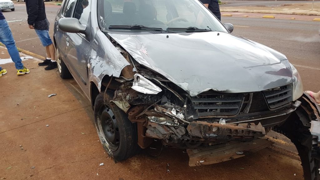 Carros batem em cruzamento ‘complicado’ na Tito Muffato, no Angra dos Reis