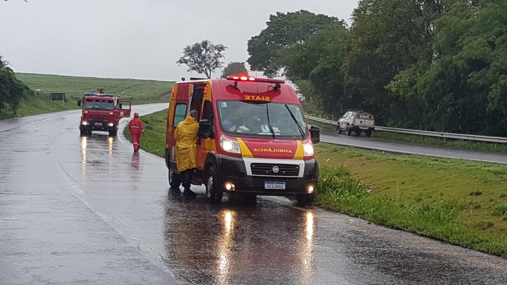 Carro vai parar na canaleta de escoamento de água, após motorista capotamento na BR-467