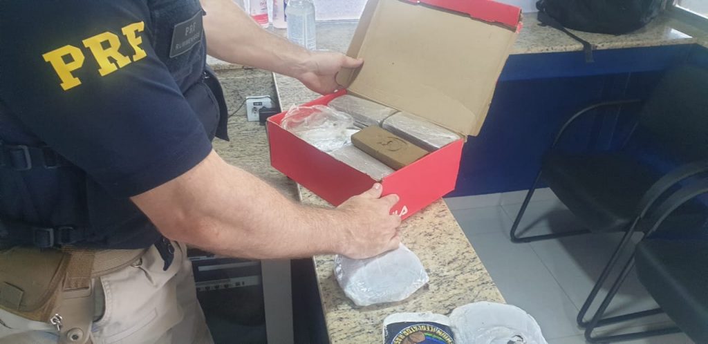 Mulher é presa pela PRF ao transportar 5,5 kg de haxixe pela BR-277