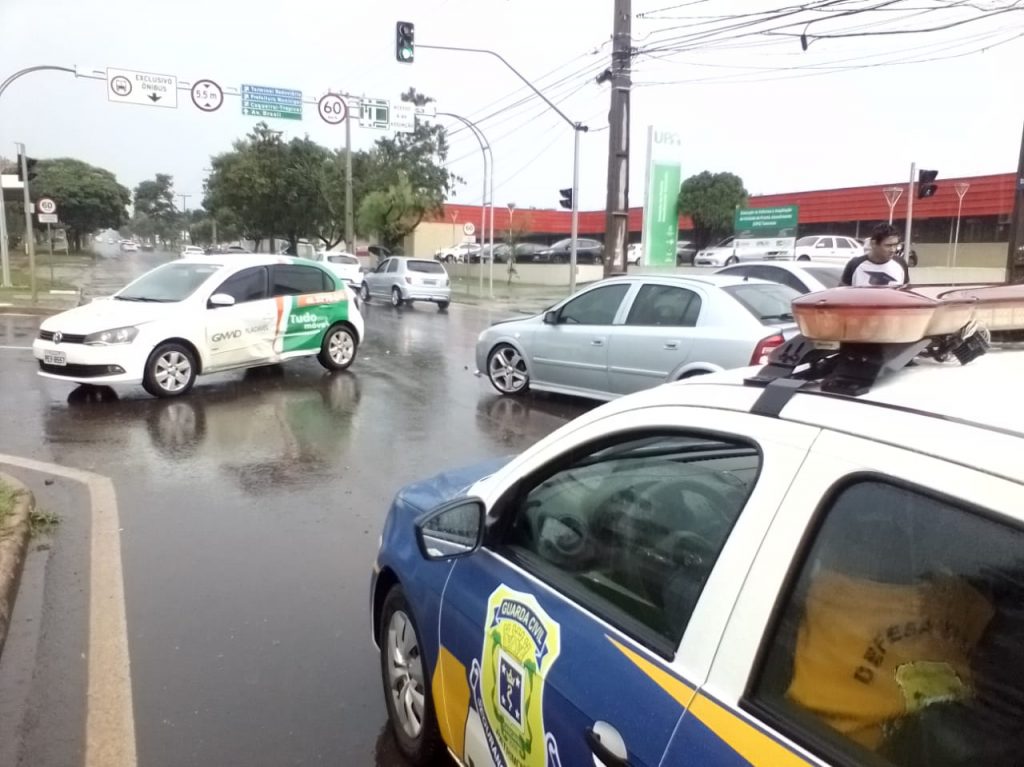 Astra e Gol colidem na Avenida Tancredo Neves