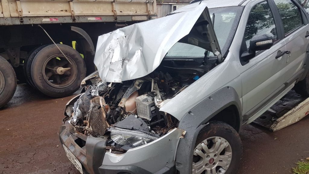Veículo fica com a parte frontal destruída em forte colisão contra caminhão no Bairro Guarujá
