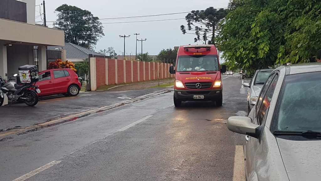 Mulher é socorrida pelo Siate após cair em degraus de escada no Parque Verde