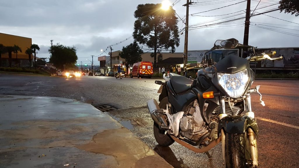 Batida entre carro e moto deixa jovem de 21 anos ferido no São Cristóvão