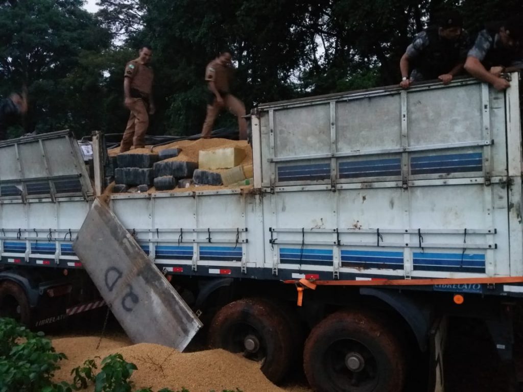 PM apreende carreta bitrem com cerca de 3 toneladas de maconha em Campo Bonito