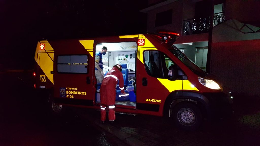 Motociclista fica ferido ao ser atingido por carro no Padovani e recebe cuidados do Siate