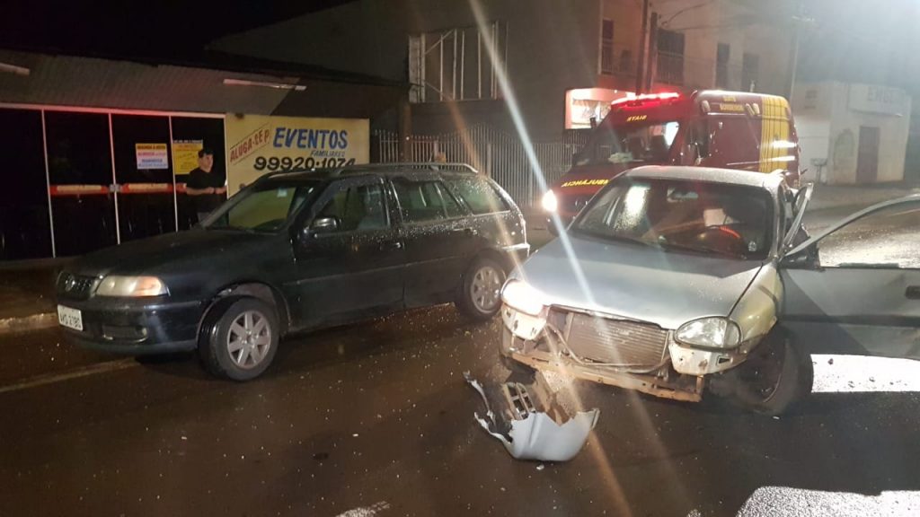 Colisão entre carros seguida de choque contra árvore deixa jovem ferido na Avenida Assunção
