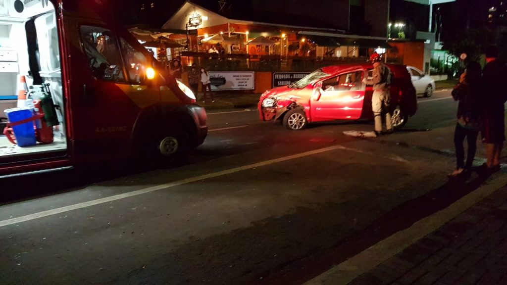 Fiat Uno Vivace capota após colisão com Mini Cooper no Centro de Cascavel