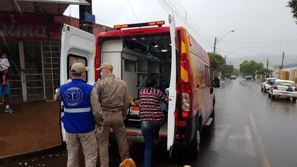 Homem fica ferido ao se envolver em acidente entre carro e moto