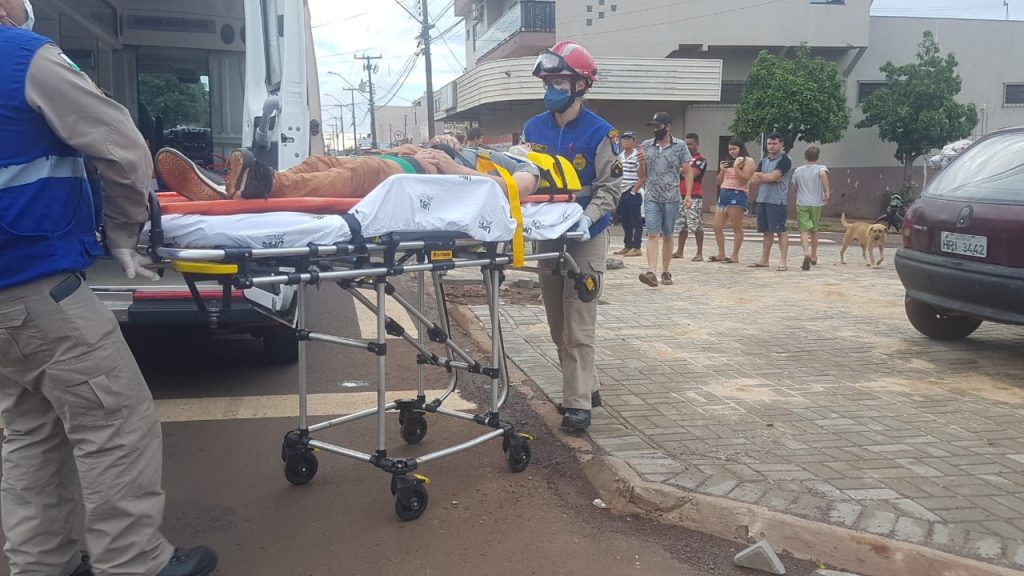 Jovem fica ferido após colisão entre carro e moto no Bairro Cascavel Velho