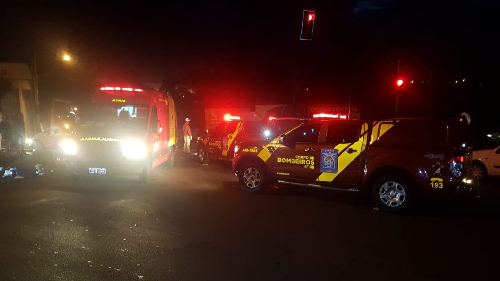 Carro e moto batem de frente no Trevo da Petrocon