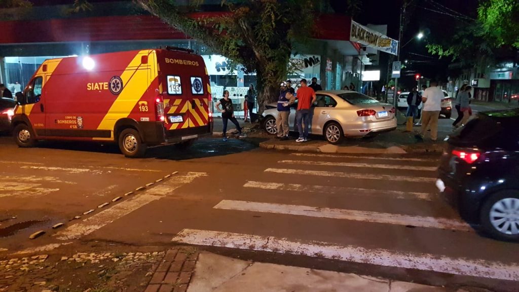 Jetta bate em árvore, condutor desacata socorristas e policiais e é encaminhado à delegacia