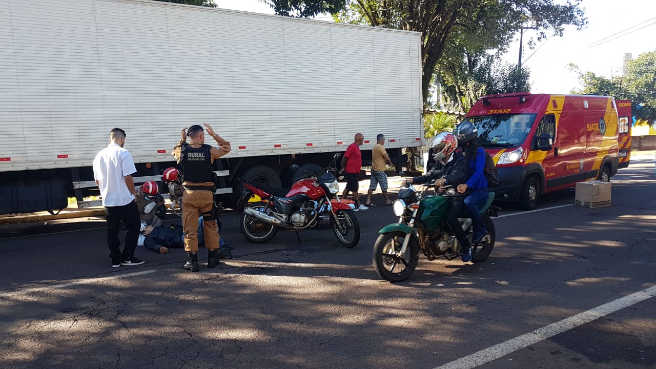 Ao desviar de automóvel, motociclista sofre queda na Rua Machado de Assis