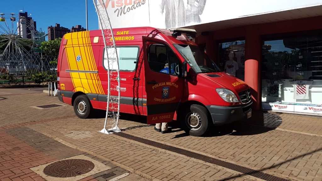 Mulher fica ferida ao sofrer queimaduras nos braços após manuseio com gás