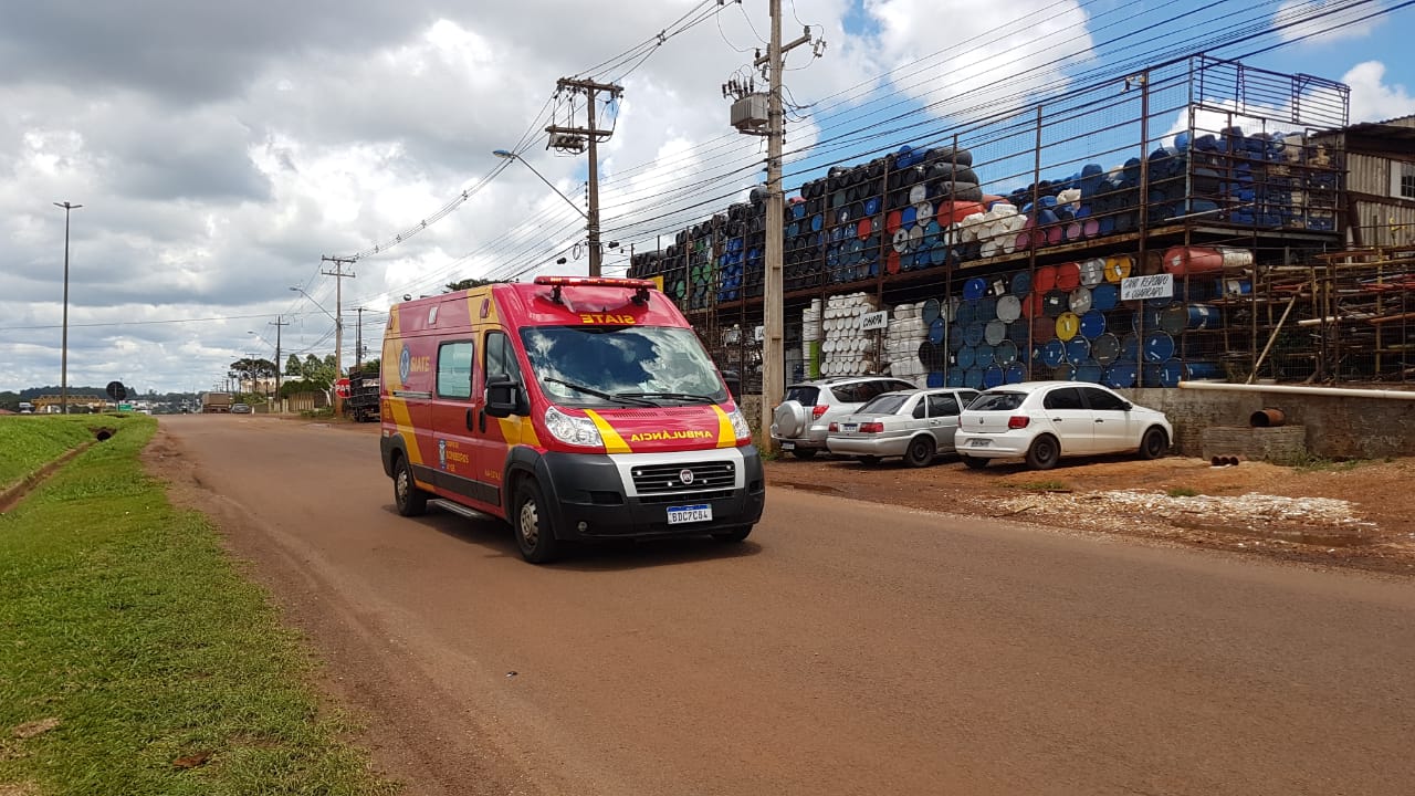 Bombeiros atende vítima que sofreu queda de estrutura em ferro velho