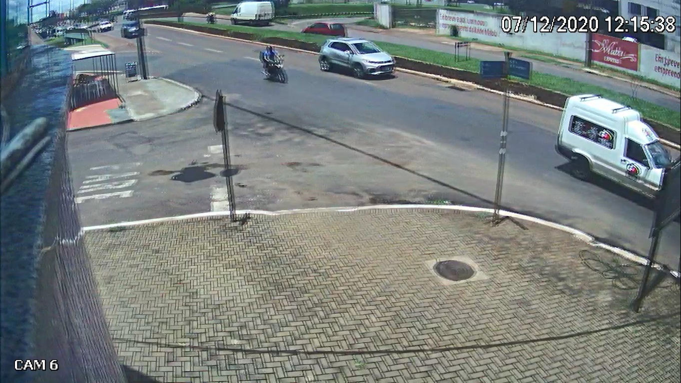 Câmera mostra colisão entre carro e moto na Avenida Carlos Gomes