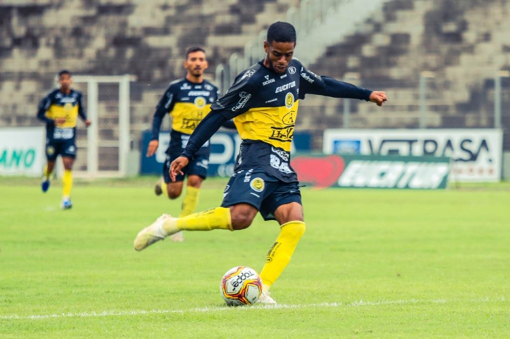 Lateral-direito Libano completa 50 jogos com a camisa do FC Cascavel