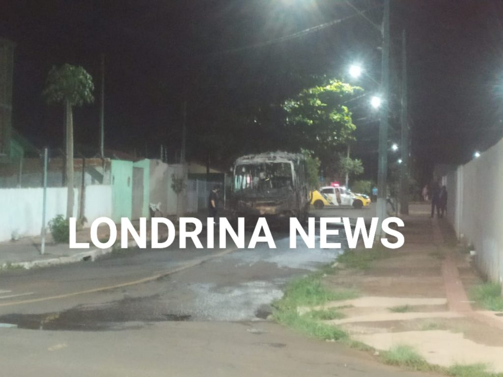 Ônibus fica destruído após segundo incêndio criminoso na zona norte de Londrina