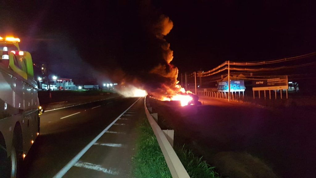 Corpo de Bombeiros combatem incêndio criminoso na marginal da BR-277, no Trevo Cataratas
