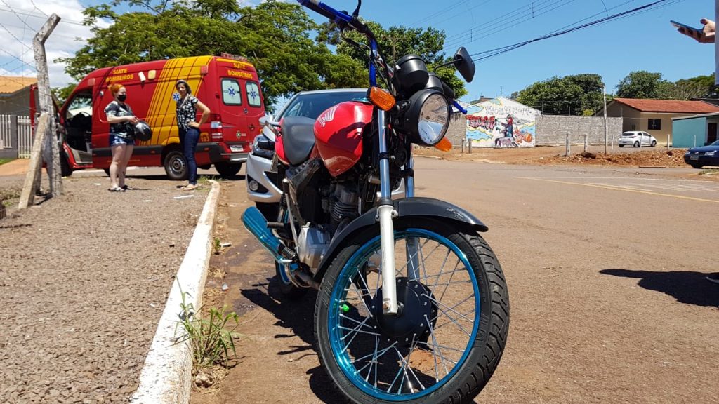 Jovem de 24 anos se fere em colisão entre carro e moto no Bairro Santo Onofre