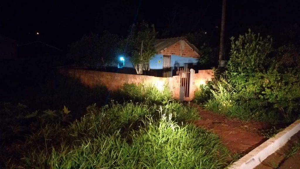 Policiais apagam foco de incêndio e salvam vida de homem que estava desacordado dentro da casa
