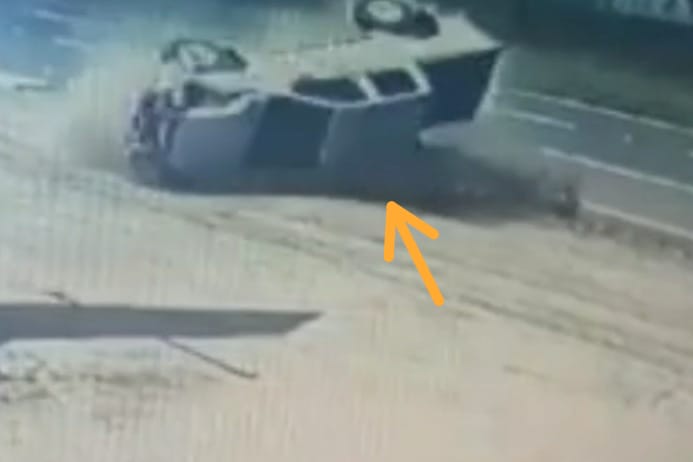 Vídeo: Câmera de segurança mostra momento em que caminhonete roubada capota em Maringá