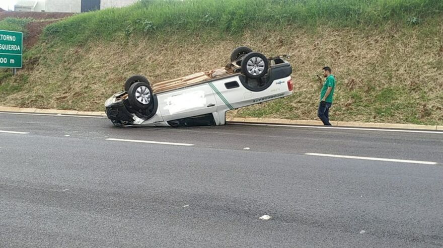 Carro capota após ser fechado no Contorno Sul em Apucarana