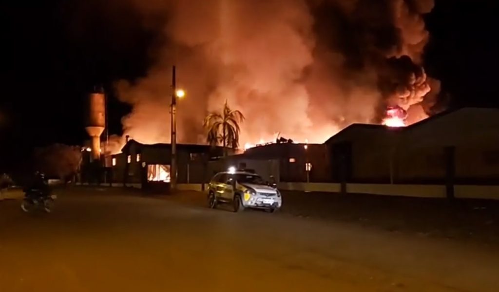 Vídeo: Bombeiros de Cascavel são acionados em incêndio de grandes proporções em Capitão Leônidas Marques
