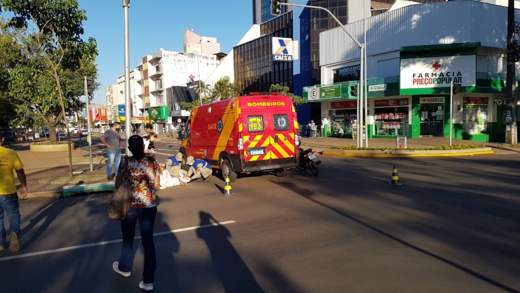 Motociclista fica ferida ao ser atingida por carro no centro de Cascavel