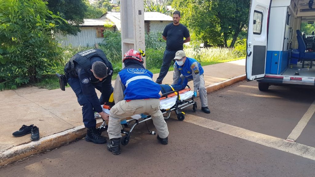 Colisão entre Biz e Mobilete deixa mulher ferida no Bairro Periolo