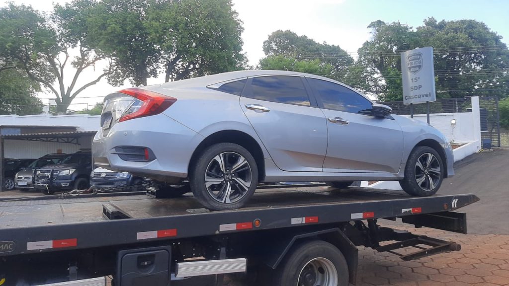 Mulher é detida pela PM no Santa Cruz por receptação; Um Civic e um Cruze foram apreendidos