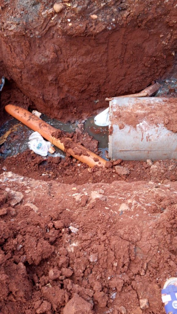Vazamento de esgoto gera transtornos a moradores do Cascavel Velho