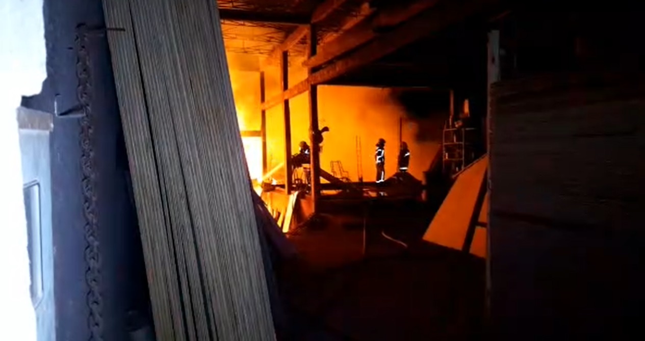 Madeireira fica destruída após incêndio no Bairro Canadá