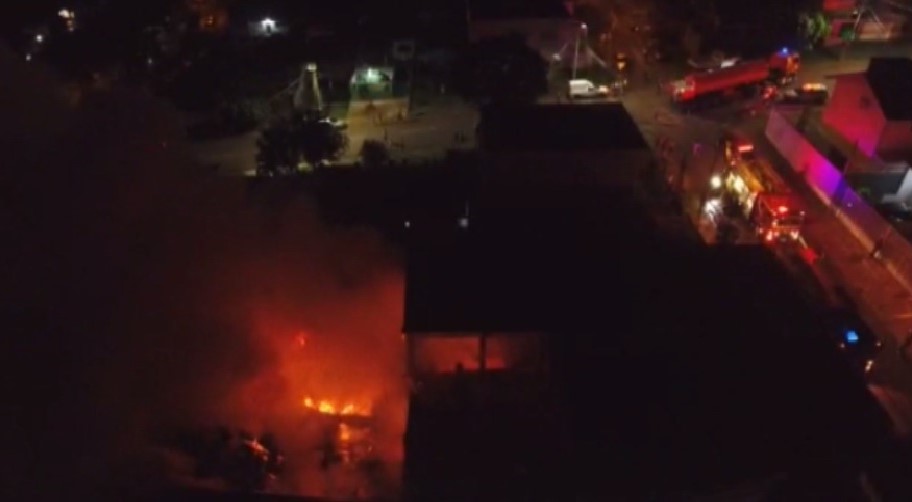 Exclusivo: imagens de drone mostram incêndio que destruiu madeireira no Bairro Canadá