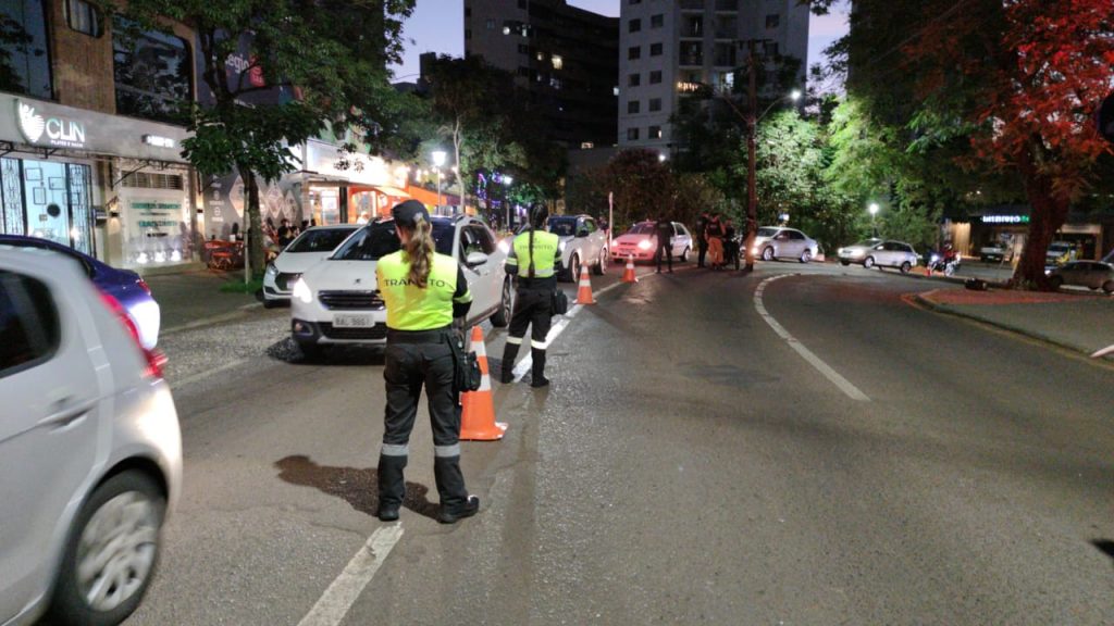 Dez veículos foram apreendidos em operação da Transitar na noite de ontem
