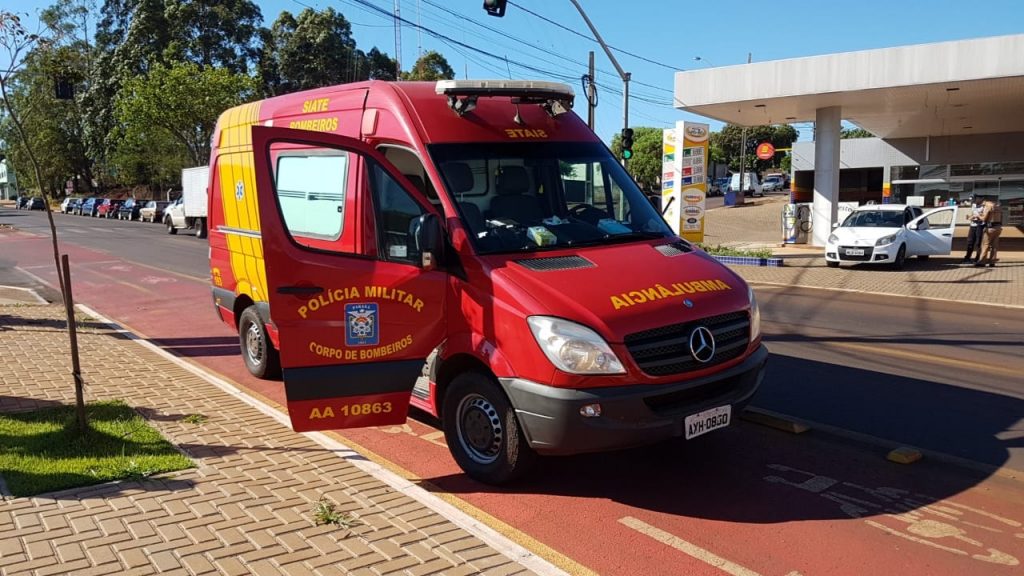 Ciclista de 30 anos é atingido por automóvel na Av. Tito Muffato