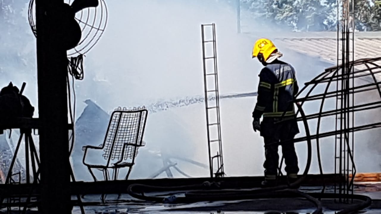 Grande incêndio em madeireira: Proprietário acredita que chamas iniciaram de forma criminosa