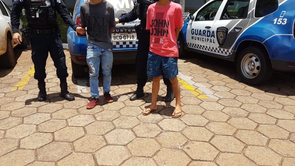 Dupla que fugia da Guarda Municipal estava com moto roubada
