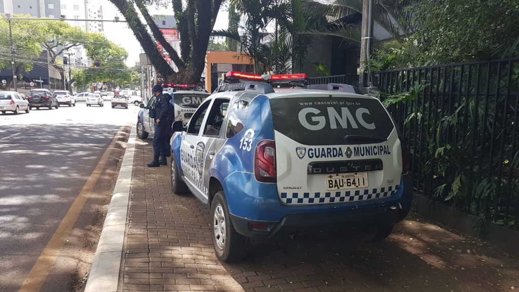 Equipes da Prefeitura e da GM lacram bares que descumpriram medidas na Rua Paraná