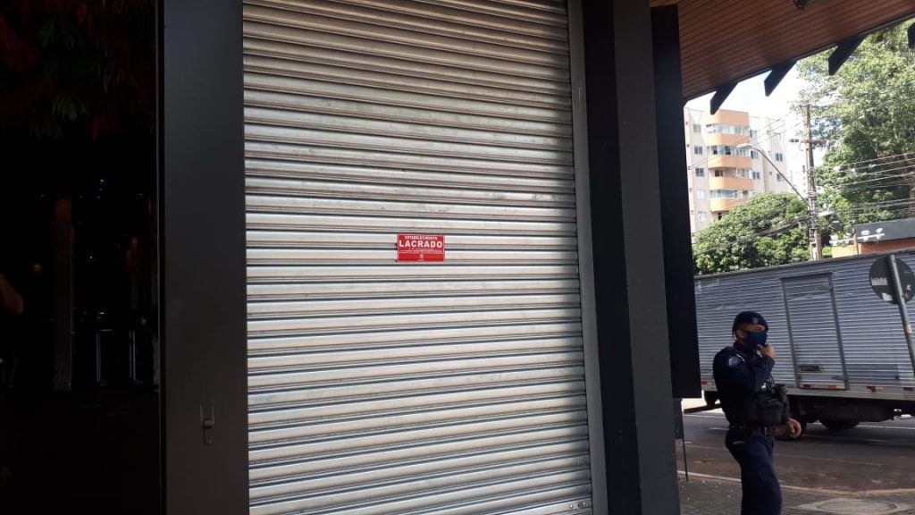 Bares lacrados pela Prefeitura na Rua Paraná devem ficar sete dias de portas fechadas