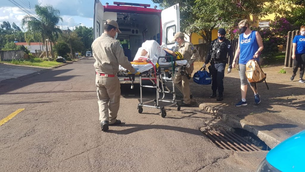 Mulher é socorrida pelo Siate após sofrer torção em joelho no Parque São Paulo