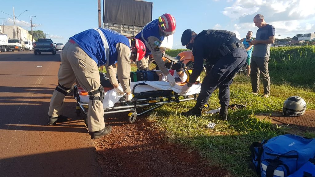 Homem tem suspeita de fratura em fêmur em colisão de trânsito na marginal da PRc-467