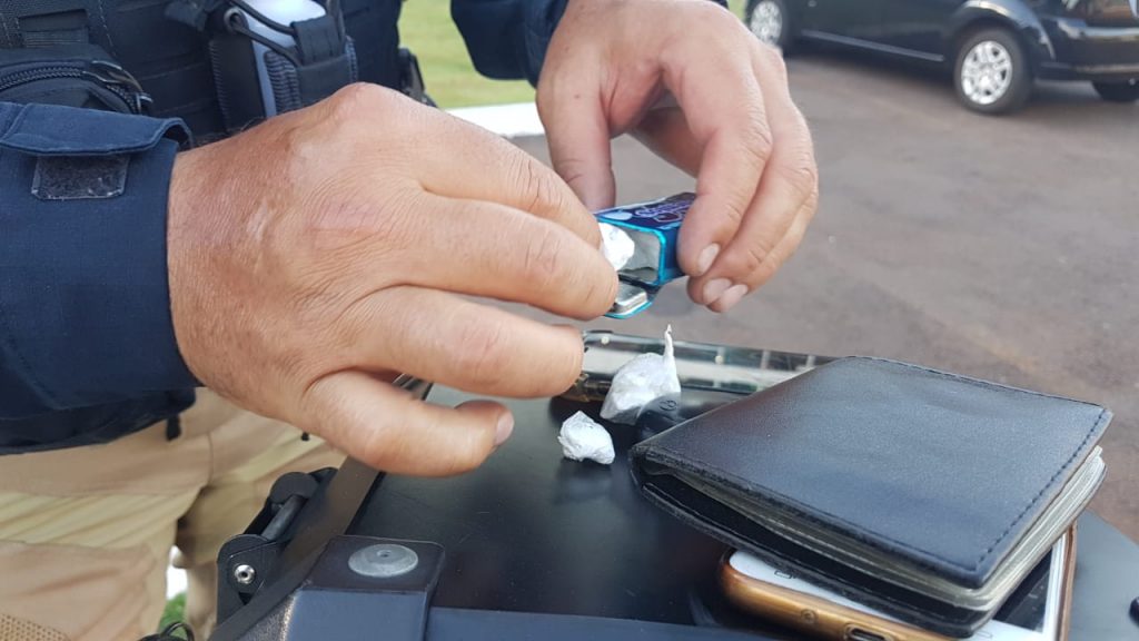Homem é detido pela PRF com 20 buchas de cocaína na BR-277