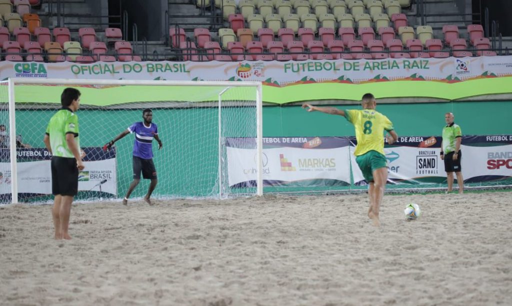 Futebol de Areia: nos pênaltis, Brasil elimina Angola e pega Uruguai na semifinal