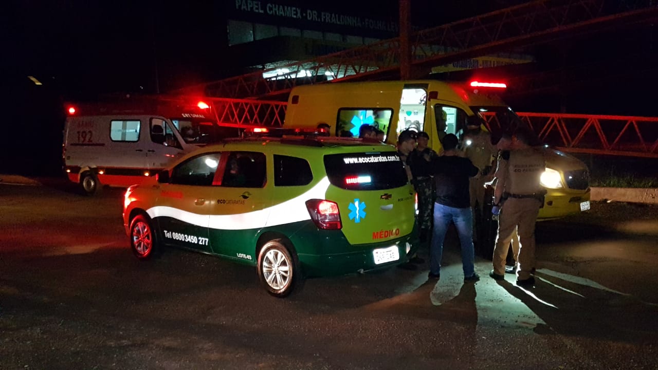 Mulher armada atenta contra própria vida na passarela do trevo Cataratas Mulher armada atenta contra própria vida na passarela do trevo Cataratas