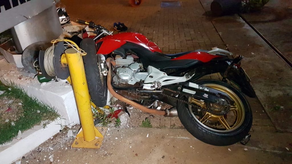 Motociclista perde controle e fica ferido ao colidir contra anteparo no centro
