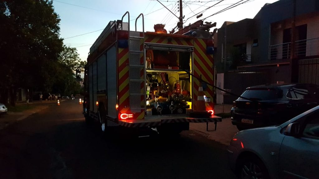 Fogo em lixo mobiliza equipe do Corpo de Bombeiros em residência