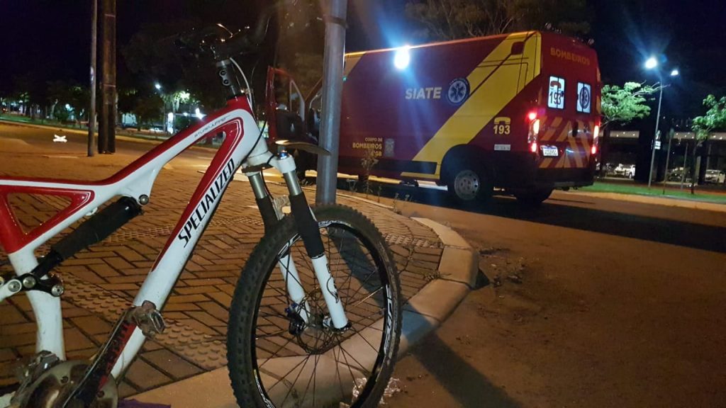 Ciclista sofre fratura na perna após ser atingido por automóvel